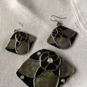 Pendant & earrings
